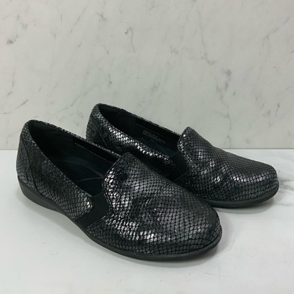 ARAVON black leather slip on shoes
